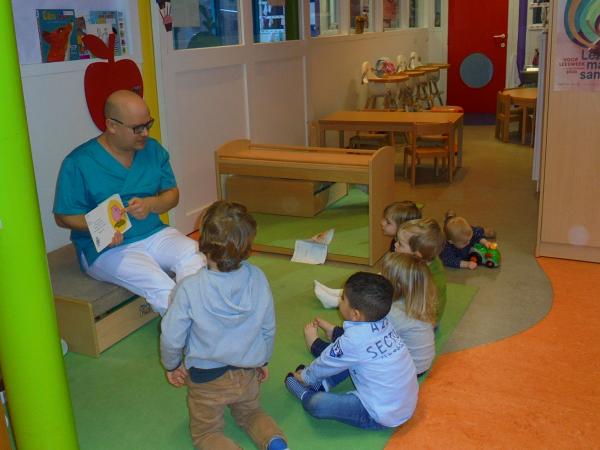De voorleescoördinator leest voor in de Witte Wolk in Lier