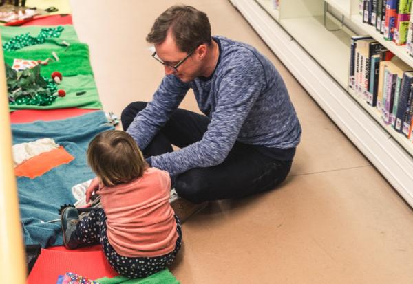 Boekstart-dag Mechelen papa en peuter spelen met pieterpeuterpad